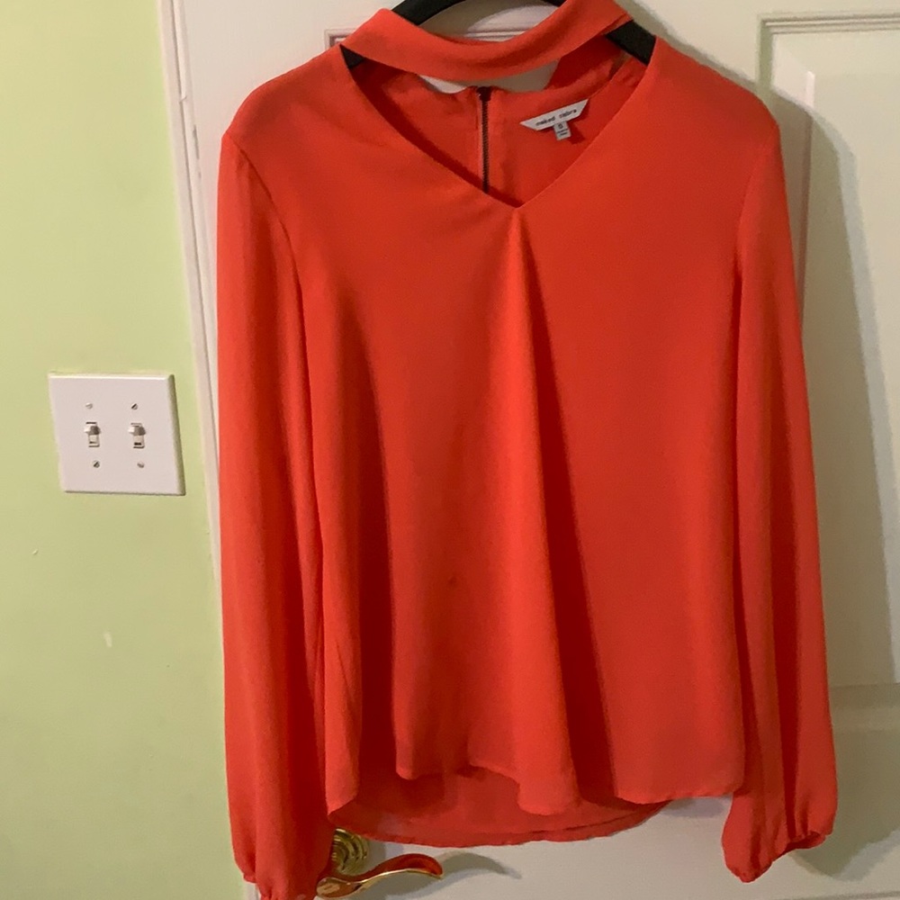Orange/red long sleeve shirt. It looks amazing on!